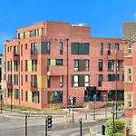 Stunning Two Bed Apartment With Onsite Gym