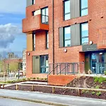 Stunning Two Bed Apartment With Onsite Gym