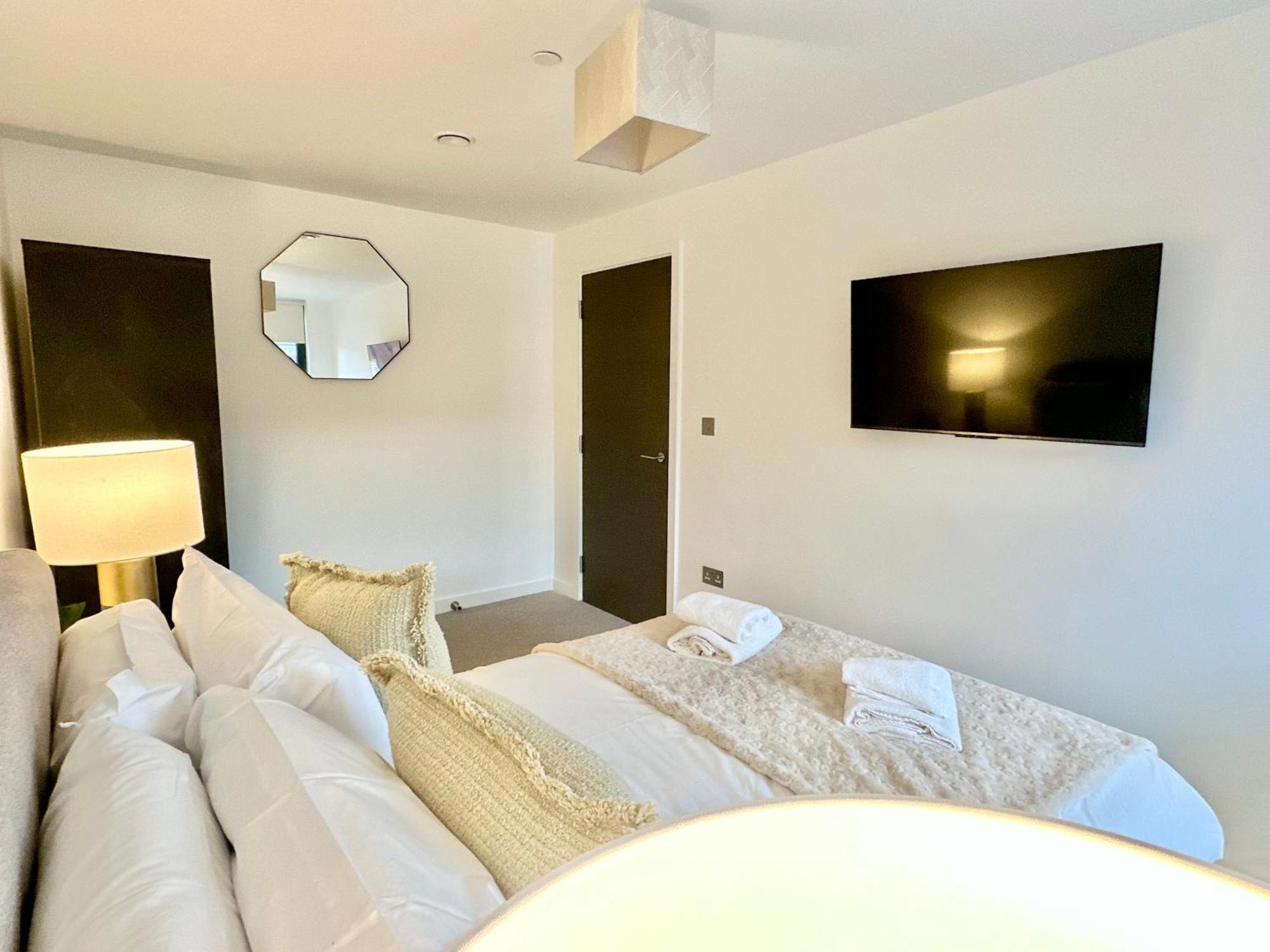 Stunning Two Bed With Onsite Gym *