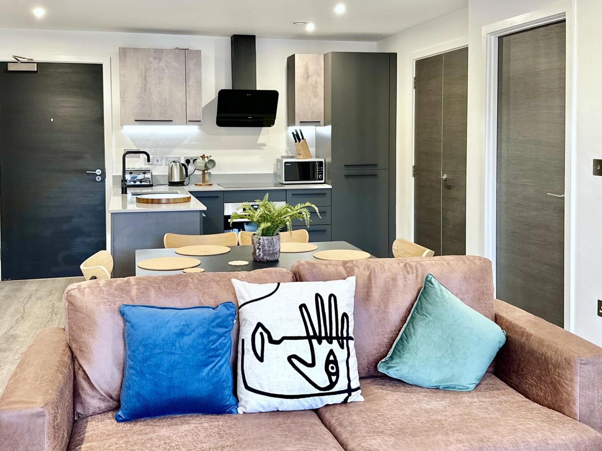 Apartment Stunning Two Bed With Onsite Gym