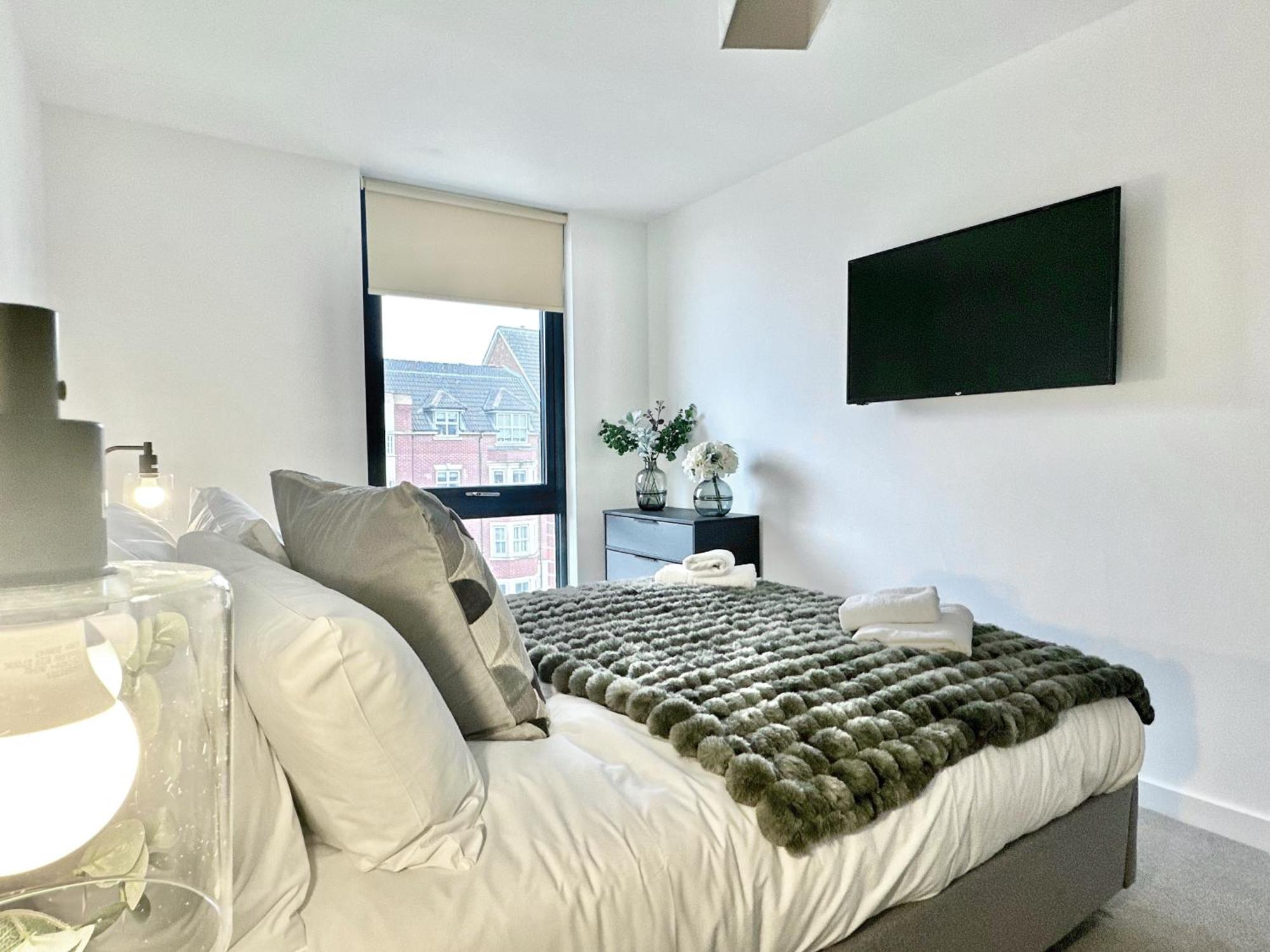 Stunning Two Bed With Onsite Gym Apartment York